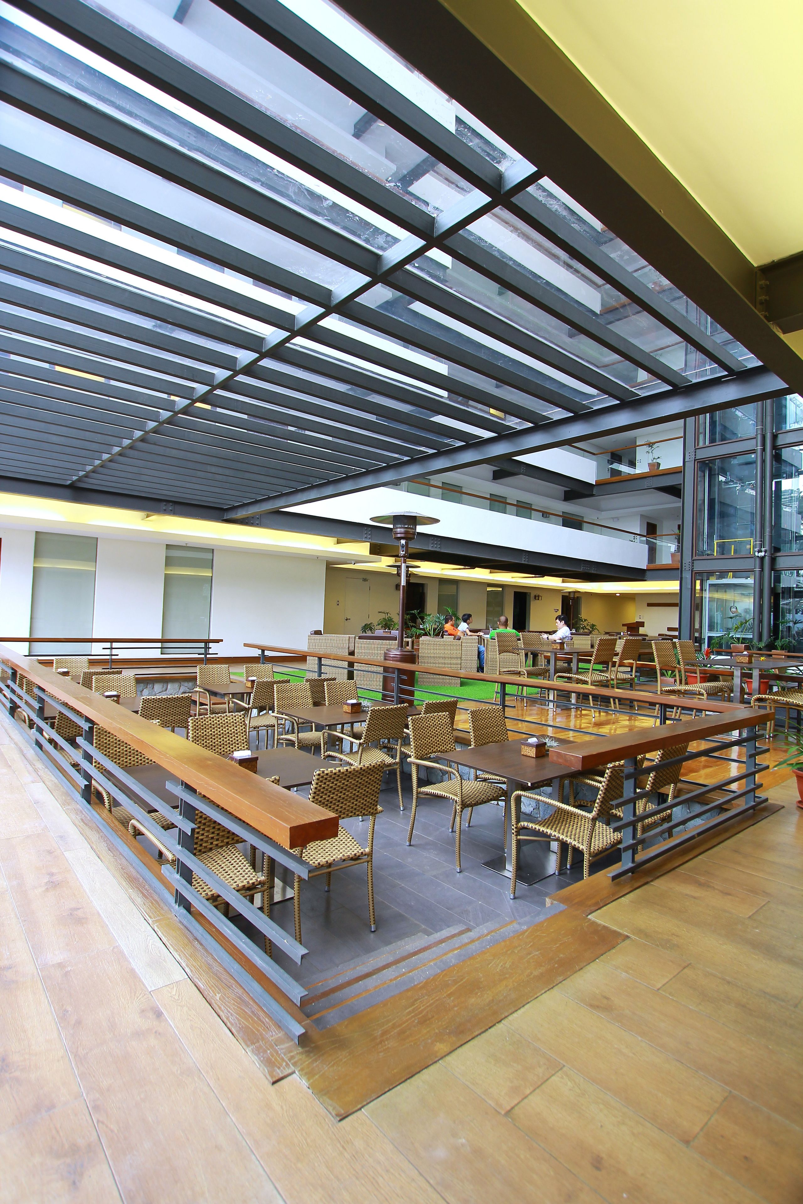 2 restaurantes; se sirven desayunos, almuerzos, cenas y cocina filipina 