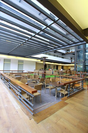 2 restaurants, spécialités Cuisine des Philippines