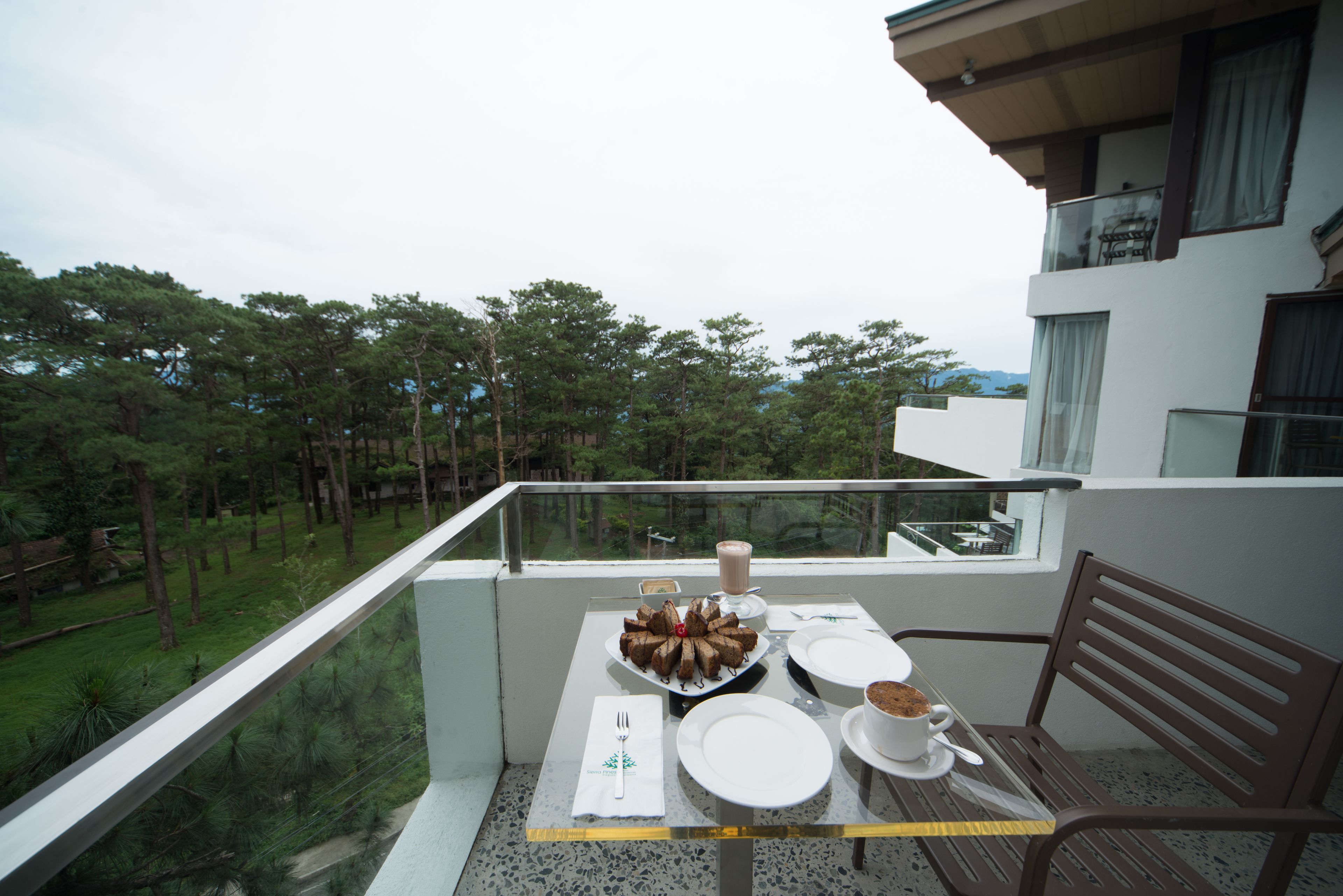 2 restauranter; serverer morgenmad, frokost og filippinske retter