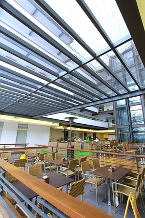 2 restaurants; ze serveren er ontbijt, lunch en diner 