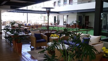 2 restaurants; breakfast, lunch, and dinner served