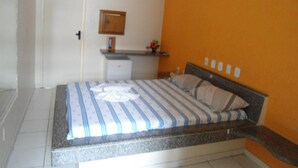 Ein Schlafzimmer mit einem Bett, einem kleinen Schreibtisch und einem Schrank.