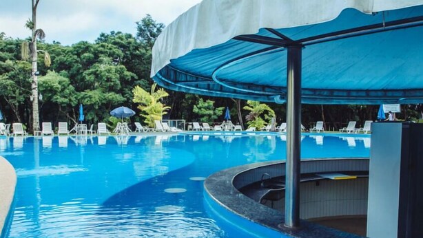 Outdoor pool, pool umbrellas, pool loungers - Hotel Água das Araras (Paraguacu Paulista)