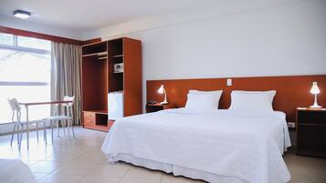 Suíte Deluxe | มินิบาร์, ตู้นิรภัยในห้องพัก, โต๊ะทำงาน, พื้นที่ทำงานแบบใช้แล็ปท็อป