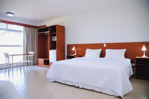 Suíte Deluxe | Minibar, in-room safe, desk, laptop workspace - Hotel Água das Araras (Paraguacu Paulista)