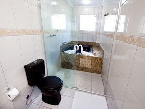 Suite Mewah | Kamar mandi | Shower, pengering rambut, sandal, dan handuk