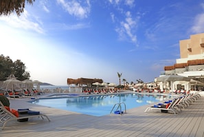 Piscine extérieure, cabanas (supplément), parasols
