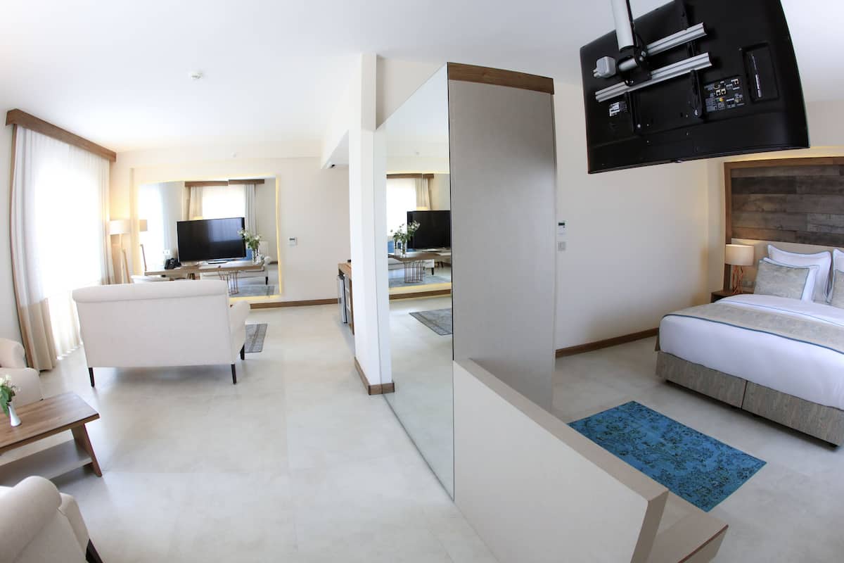 Suite, 1 Bedroom | 1 bedroom, minibar, in-room safe, blackout drapes