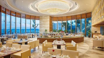 3 restaurants; breakfast, lunch, dinner, and brunch served