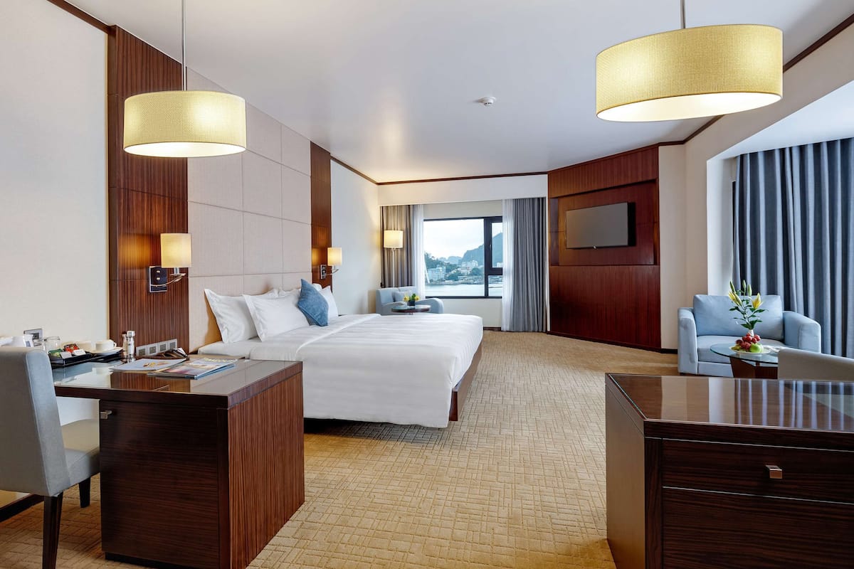in-room safe, desk, laptop workspace, soundproofing