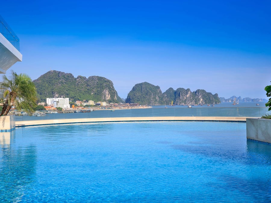 Una piscina al aire libre, sillones reclinables de piscina