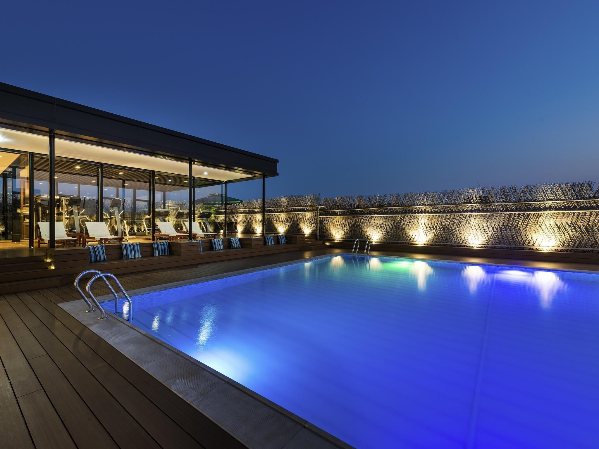 Una piscina al aire libre de temporada, sombrillas