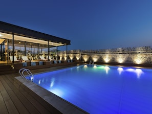 Una piscina al aire libre de temporada (de 09:00 a 21:30), sombrillas