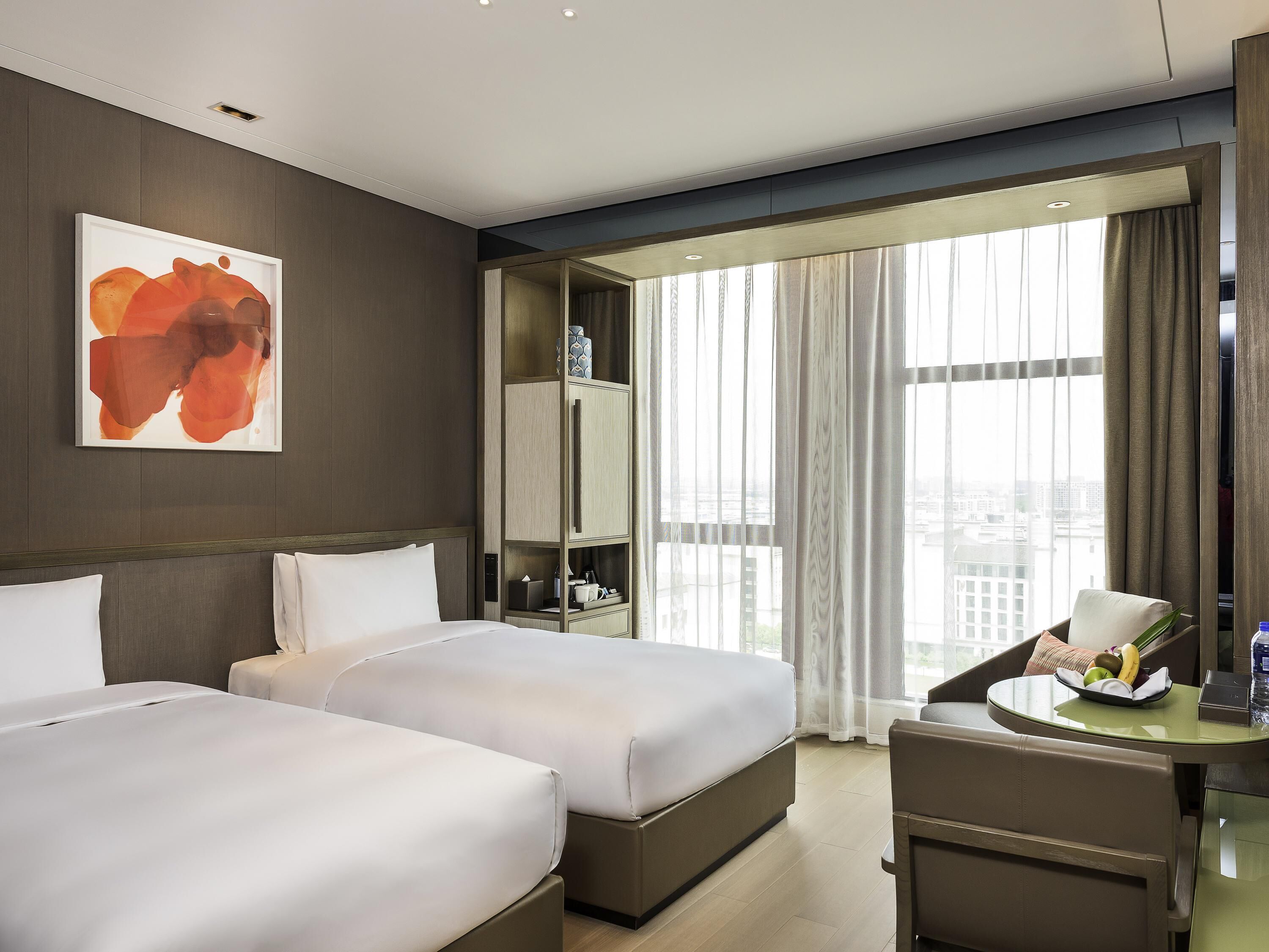 Minibar, brankas, kedap suara, dan setrika/meja setrika