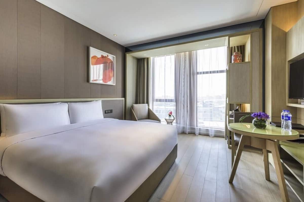 Habitación superior, 1 cama King size | Minibar, caja de seguridad en la habitación y insonorización