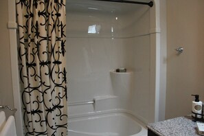Free toiletries, bathrobes, slippers, towels - Serendib Bed & Breakfast (Stratford)