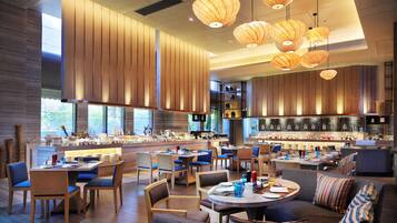 Daily buffet breakfast (CNY 128 per person)