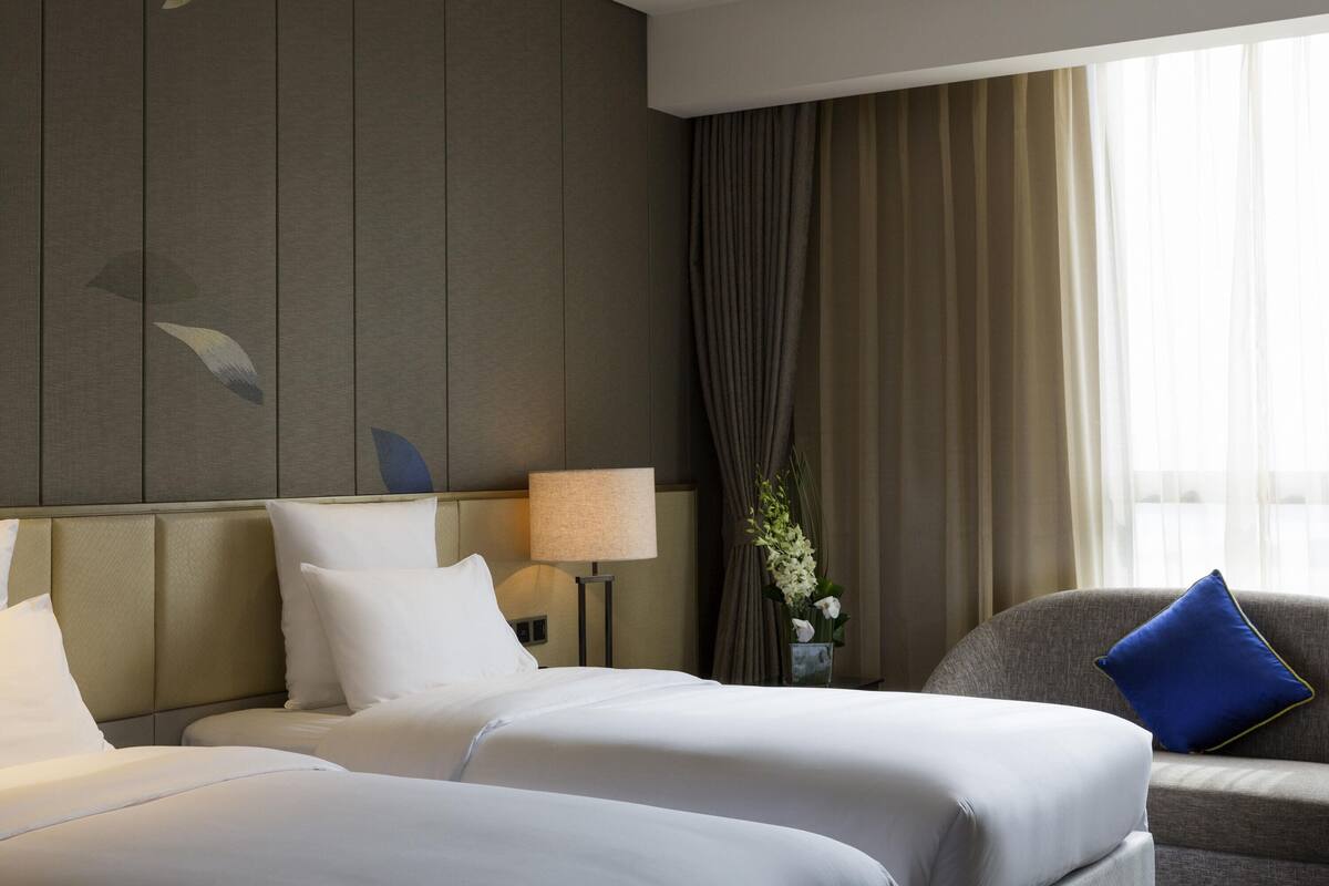 Deluxe Room, 2 Twin Beds, Lake View | 1 bedroom, minibar, in-room safe, desk