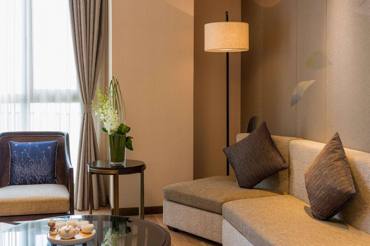 Deluxe Suite, 1 King Bed, Lake View | 1 bedroom, minibar, in-room safe, desk