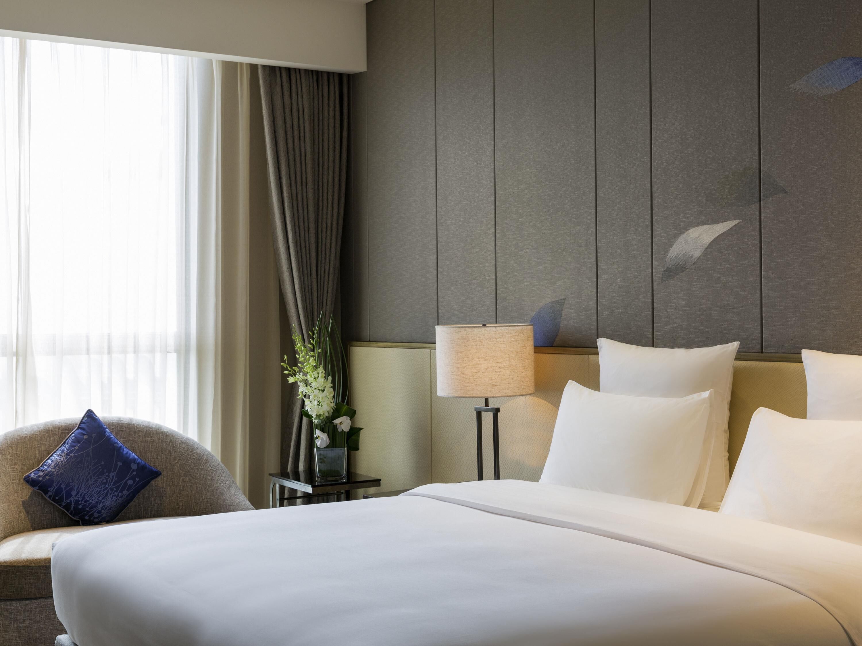 Suite Deluxe, 1 très grand lit, vue lac | Minibar, coffres-forts dans les chambres, bureau, rideaux occultants