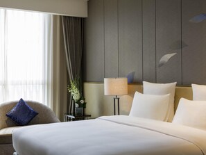 Deluxe Suite, 1 King Bed, Lake View | Minibar, in-room safe, desk, blackout curtains - Pullman Nanchang Sunac (Nanchang)