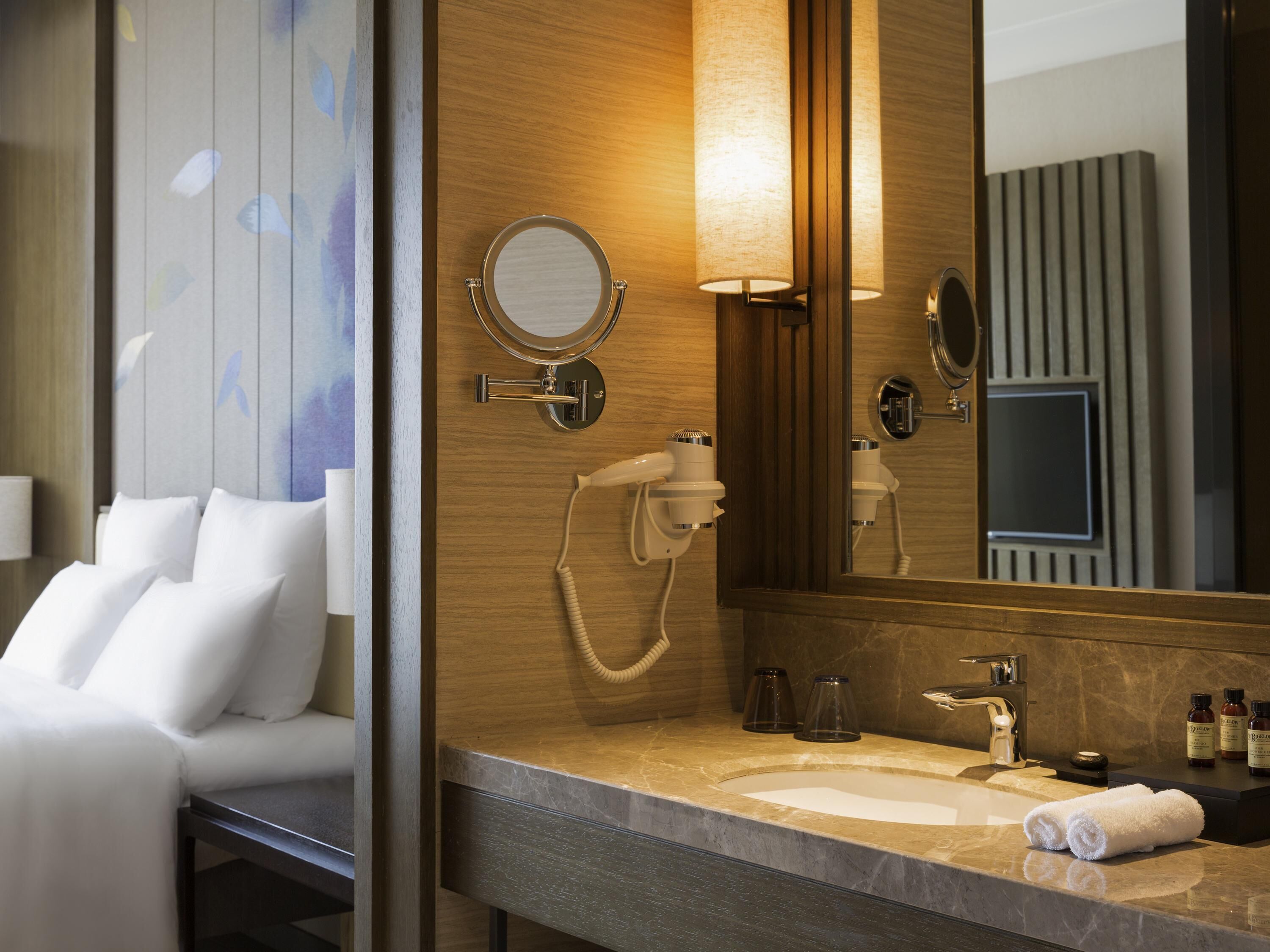 deluxe suite, 1 king bed, lake view | 1 bedroom, minibar, in-room safe, desk