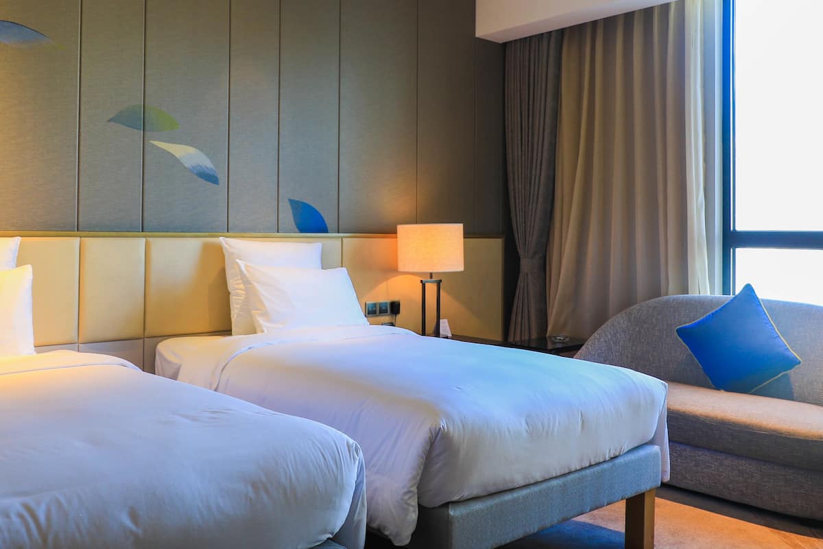 deluxe room, 2 single beds, lake view | 1 bedroom, minibar, in-room safe, desk