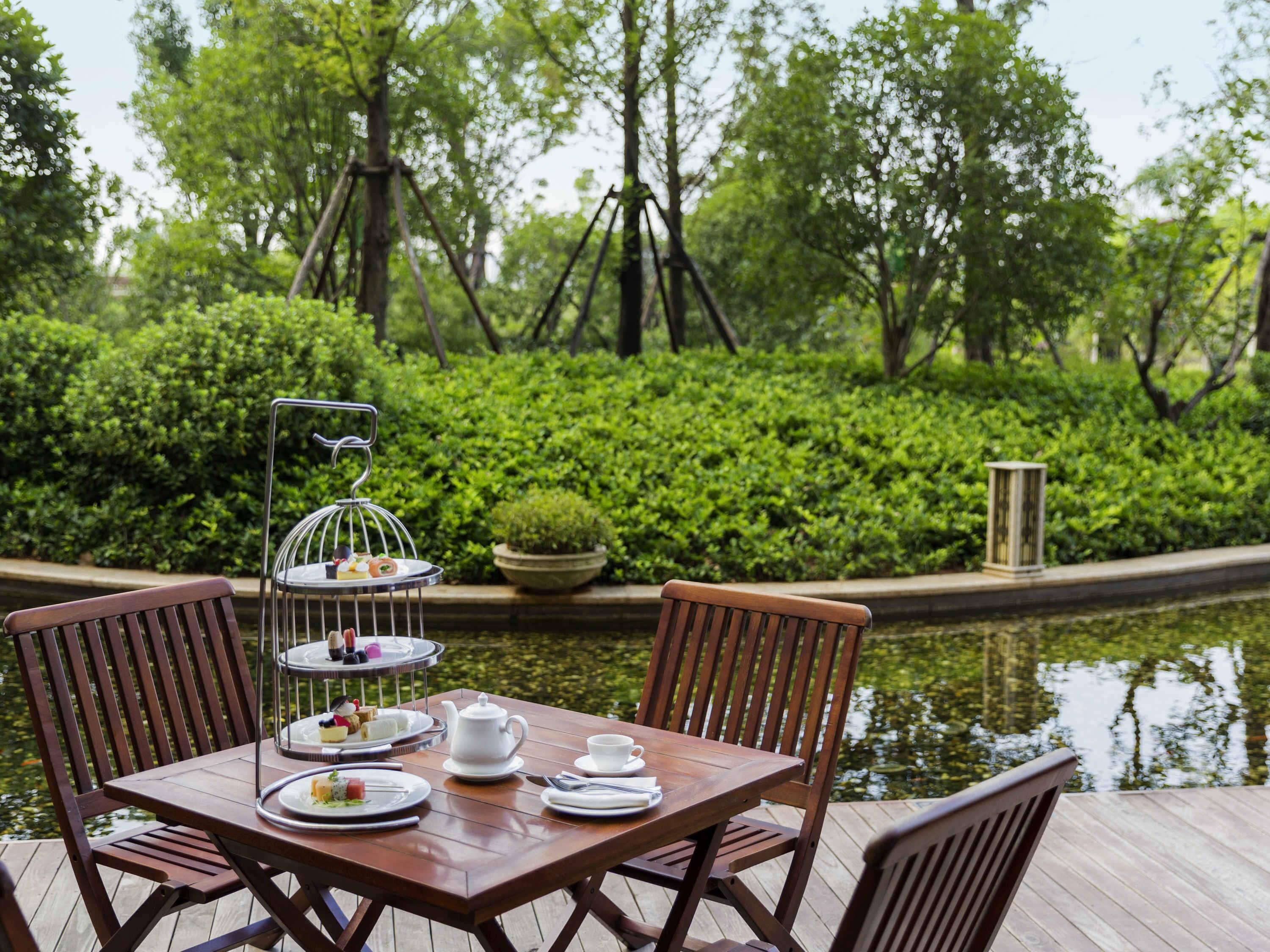 2 restaurants, breakfast, lunch, dinner served; international cuisine