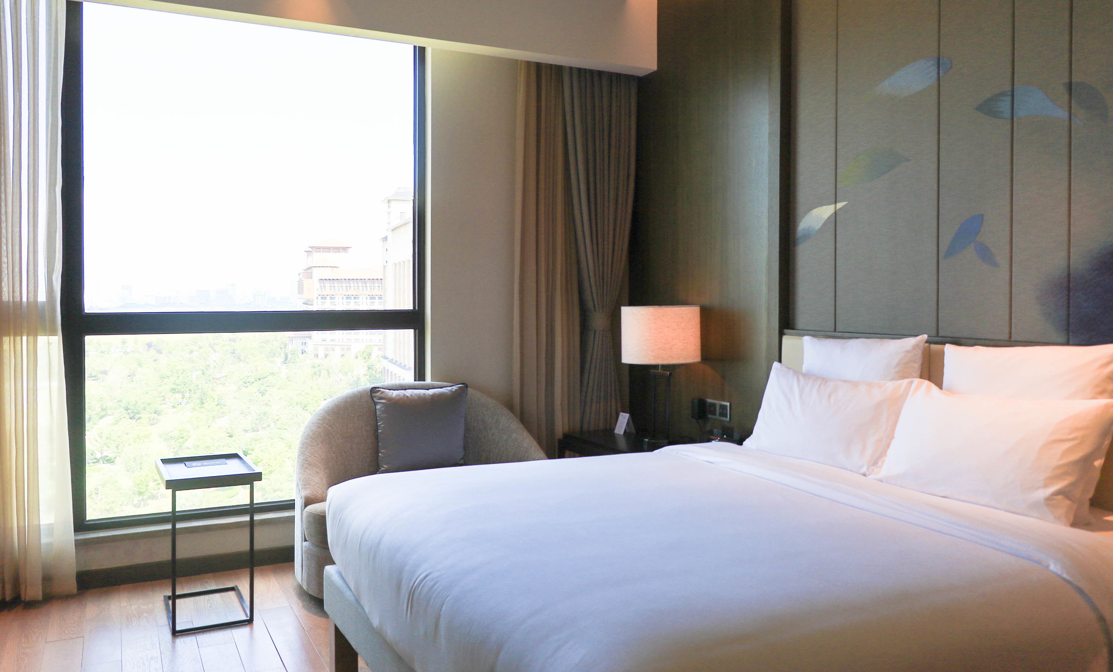 deluxe suite, 1 king bed, lake view | 1 bedroom, minibar, in-room safe, desk