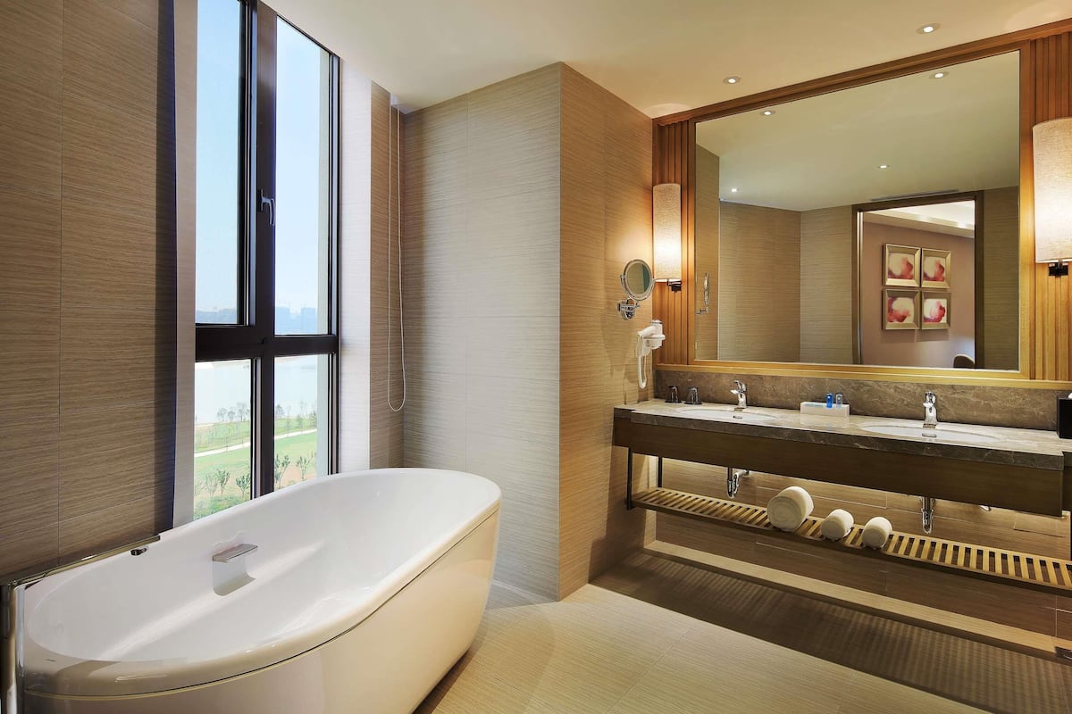 1 bedroom, minibar, in-room safe, desk