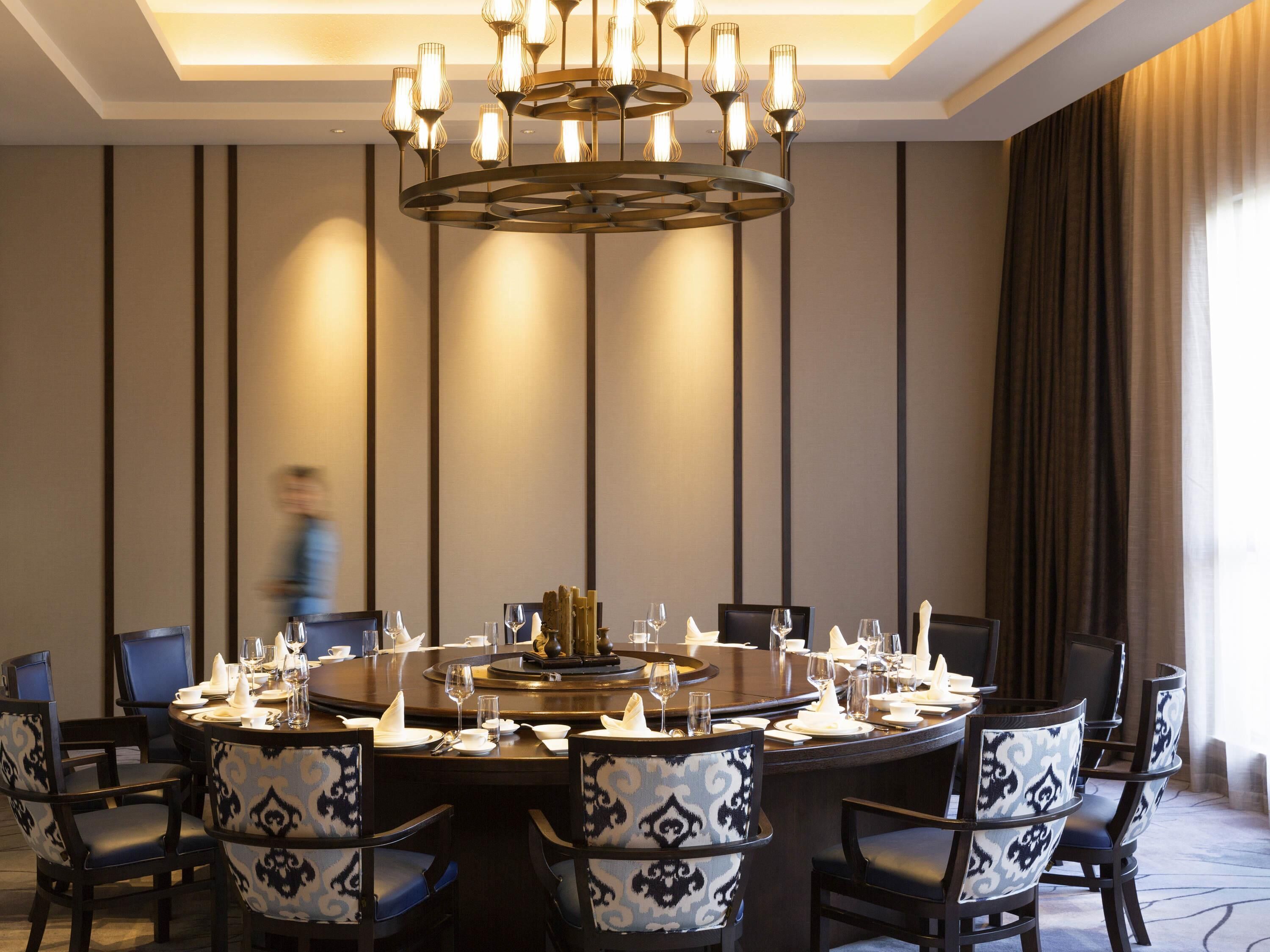 2 restaurants, breakfast, lunch, dinner served; international cuisine