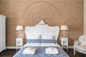 Quarto casal design | Roupas de cama premium, ferros/tábuas de passar roupa, Wi-Fi de cortesia