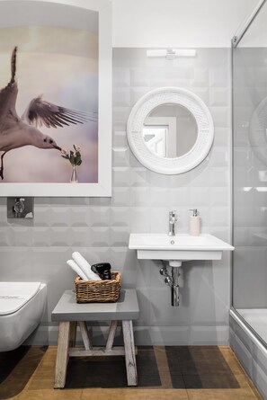 Design Double Room | Bathroom | Shower, towels - Lion Apartments - Nord Star (Sopot)