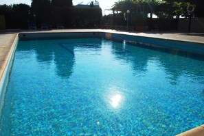 室外游泳池，08:00 至 19:00 开放，池畔遮阳伞，日光浴躺椅