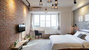 Kamar Double Standar | 1 kamar tidur, dilengkapi dengan perabotan berbeda-beda, dan meja kerja