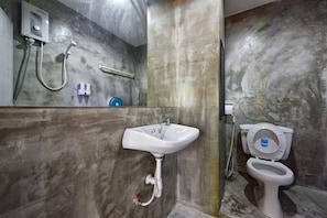 Standard Double Room | Kylpyhuone | Ilmaiset hygieniatuotteet, pyyhkeet