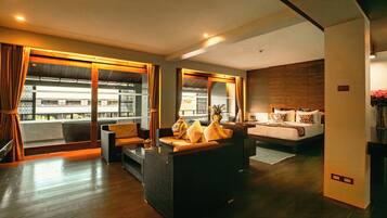 Honeymoon Suite | In-room safe, free cribs/infant beds, rollaway beds, free WiFi