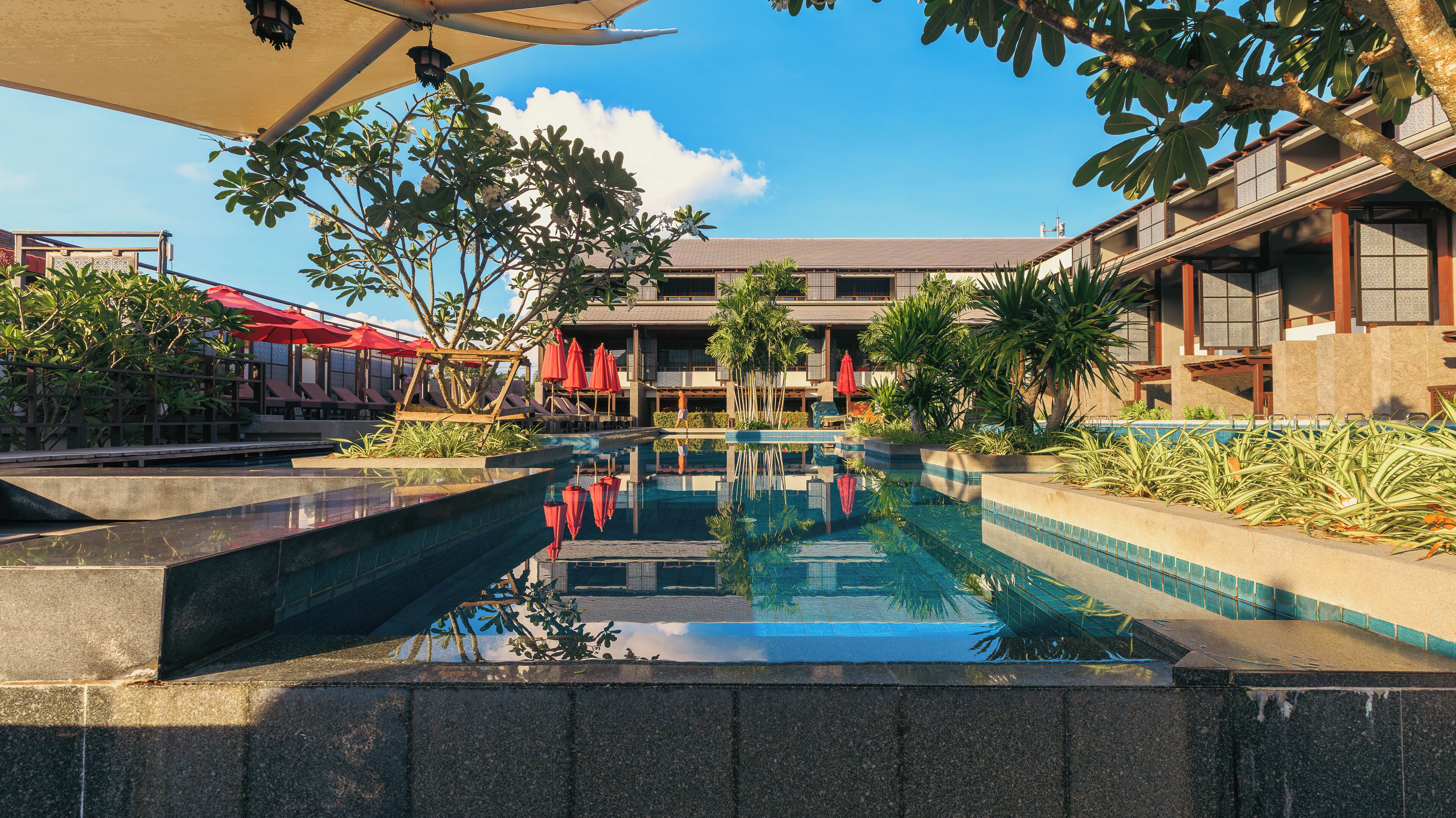 2 kolam renang outdoor, dengan payung kolam renang dan kursi berjemur