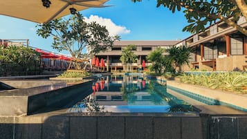 2 من حمّامات السباحة الخارجية، مظلات على حمّام السباحة، مقاعد للتشمس