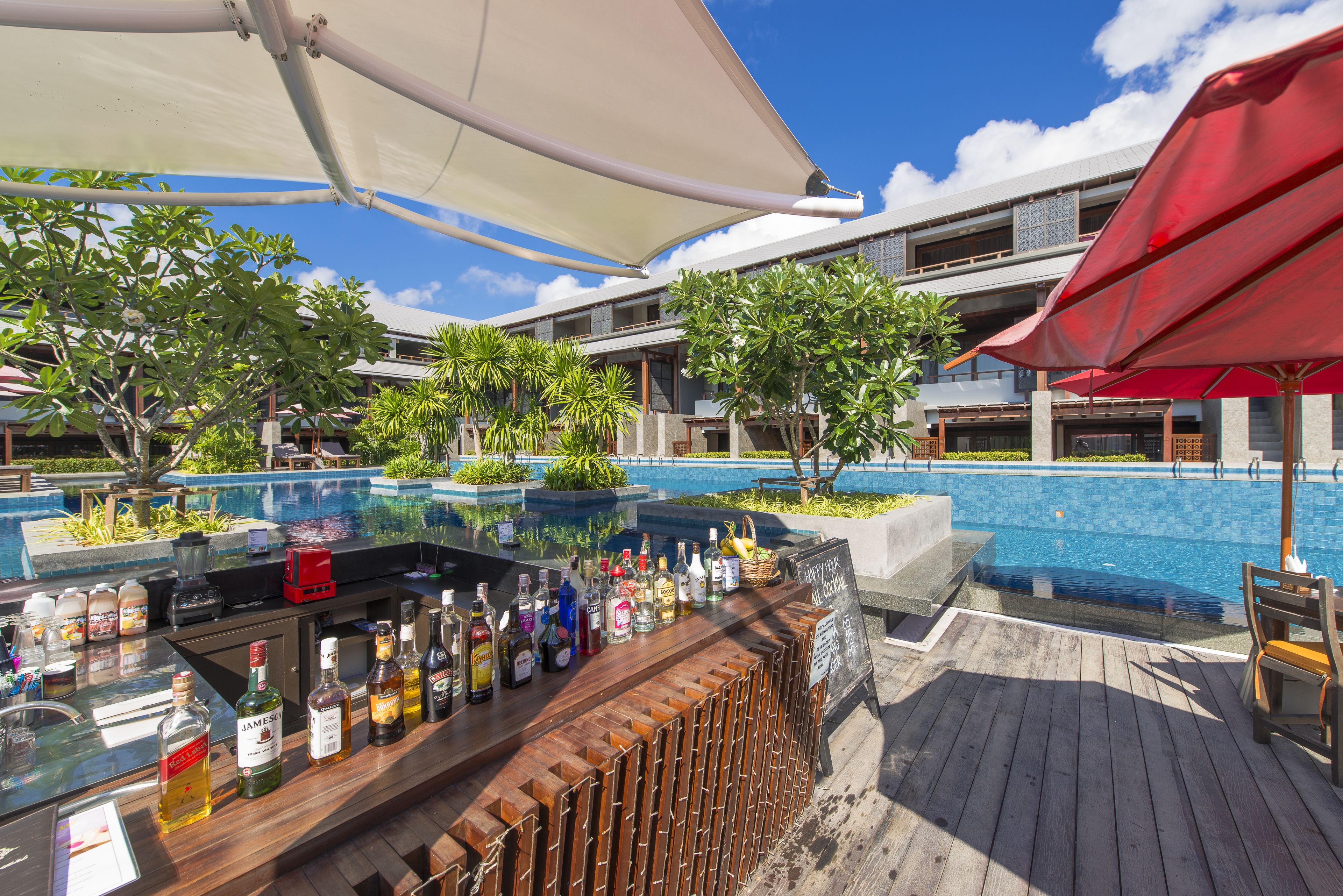 Bar junto a la piscina
