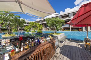 Bar junto a la piscina