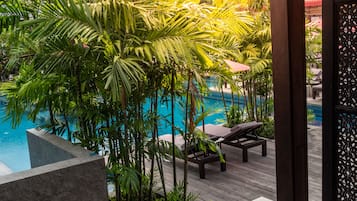 2 utomhuspooler, parasoller och solstolar