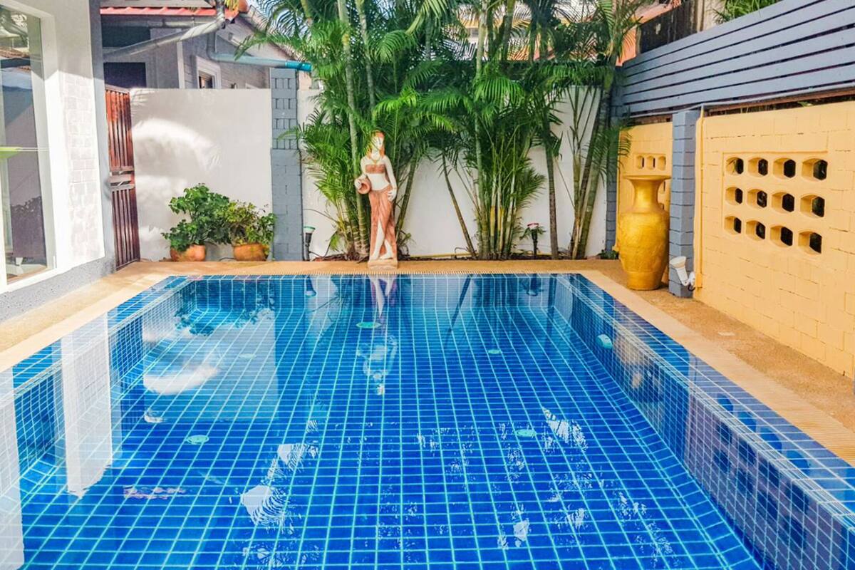 Outdoor pool, pool loungers