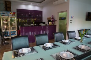 บริการอาหารเช้า อาหารกลางวัน อาหารเย็น, อาหารไทย