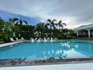 สระว่ายน้ำกลางแจ้ง, ร่มริมสระว่ายน้ำ, เก้าอี้อาบแดดริมสระ