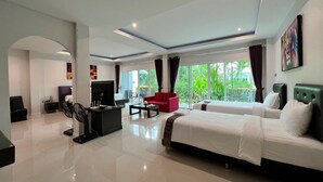 Quarto de hotel moderno com uma cama grande, uma escrivaninha, uma televisão e vista para o exterior.