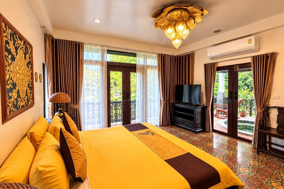 Deluxe Suite, Hot Tub | Premium bedding, in-room safe, laptop workspace, free WiFi