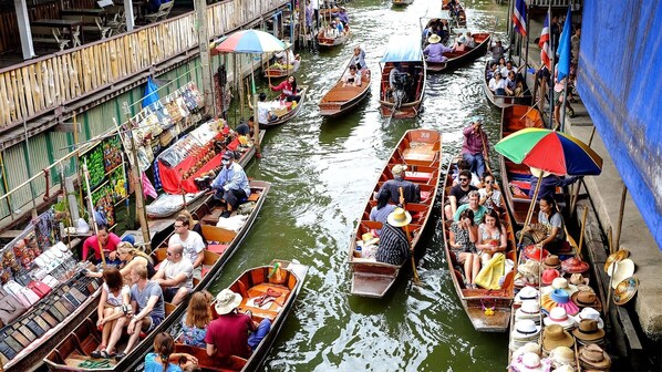A bustling canal with narrow boats filled with people and goods. - Pludhaya Resort & Spa (Ayutthaya)