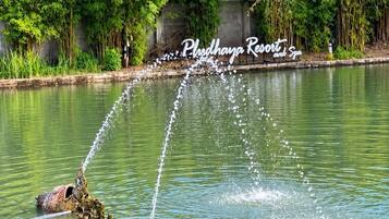 Una fuente de agua con un cartel que dice 'Phulhaya Resort and Spa' al fondo.