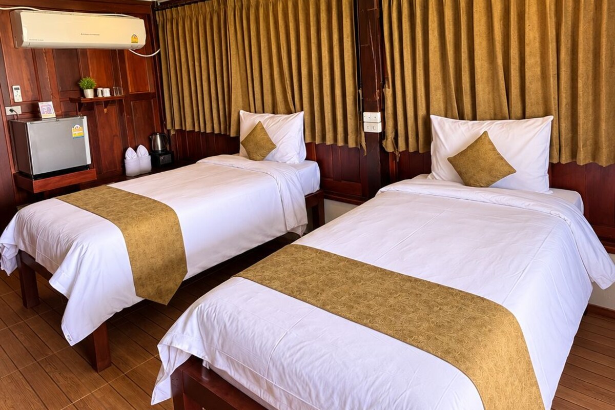 Superior Twin Room, 2 Single Beds | Premium bedding, in-room safe, laptop workspace, free WiFi